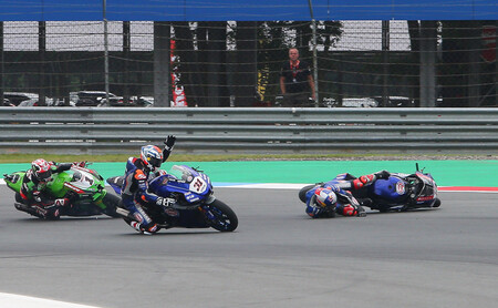 Alta tensión en Yamaha con Garrett Gerloff tras el accidente que le puede costar un mundial a Toprak Razgatlioglu