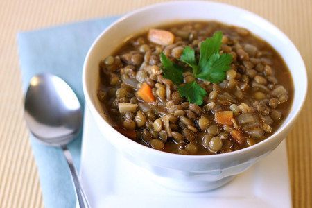 Receta saludable: Sopa de lentejas, apio, chipotle y albahaca
