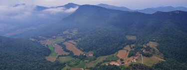 Camina por las profundidades del Volcán del Croscat en esta ruta senderista que te dejará sin palabras