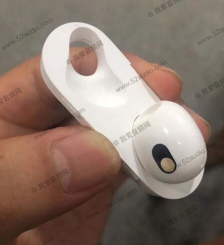 Aparece una supuesta foto de los AirPods 3 que muestra la similitud de diseño con los AirPods Pro