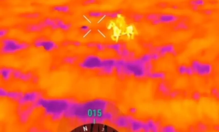 Cavaleiro russo visto através da câmera termográfica de um drone