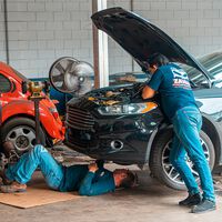 La llegada de los autos eléctricos molesta a los talleres mecánicos, ya que tienen menos piezas que cambiar y cobran mucho menos en cada servicio