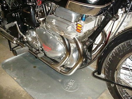 No en boxer, no en línea, no en V, no el L: es en monoblock