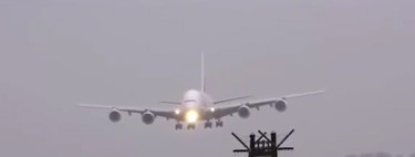 El avión más grande del mundo aterrizando durante una tormenta es lo más impresionante que verás hoy