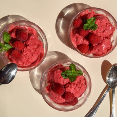 Helado de frambuesa casero: la receta más fácil para que quede hipercremoso (y sin usar heladera) 
