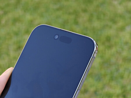 Justo encima de Face ID puede verse un ligero huequecito. Ahí está el altavoz | Imagen: Xataka