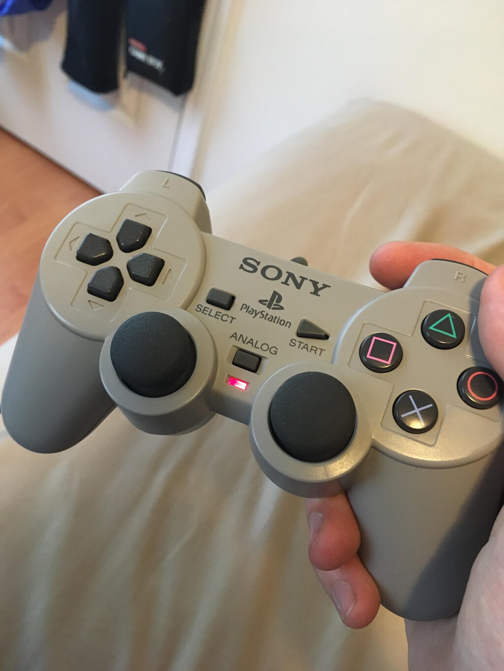 Pocos lo recuerdan, pero la PS1 tenía un control oficial que fue extraño, feo y poco práctico 