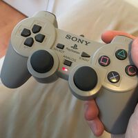 Pocos lo recuerdan, pero la PS1 tenía un control oficial que fue extraño, feo y poco práctico 