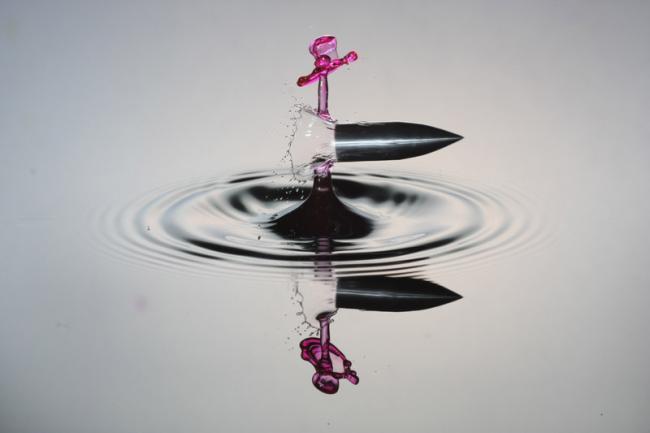 El arte de las fotografías de una bala atravesando gotas de agua