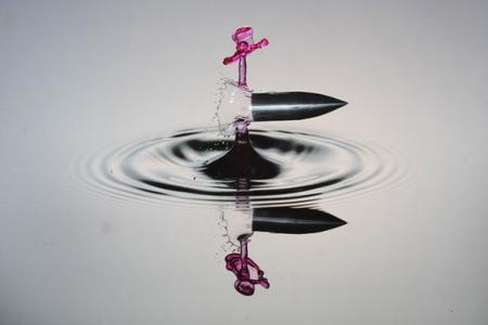 El arte de las fotografías de una bala atravesando gotas de agua