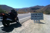 Señales de tráfico olvidadas en la carretera o tácticas de concienciación ecológica