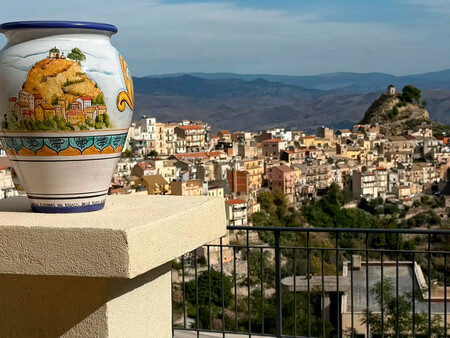 Vistas De Centuripe Con La Iglesia Del Calvario Al Fondo