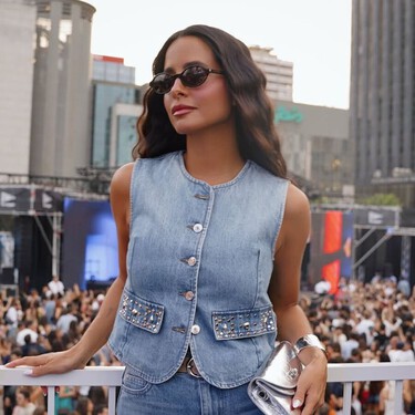 Los pantalones setenteros vuelven para cerrar verano 2026 y seguirán siendo tendencia en otoño con stilettos