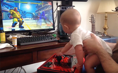 Un bebé de 6 meses se pasa el modo historia de Street Fighter V, literalmente