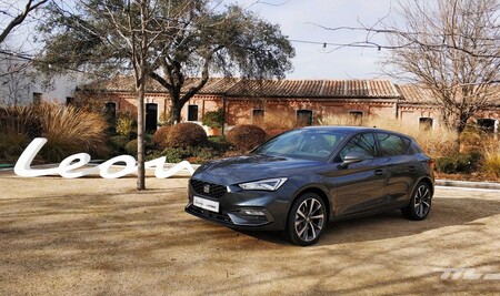 Probamos el SEAT León e-HYBRID. El rey de los compactos ahora es enchufable: limpio en ciudad, resuelto en carretera