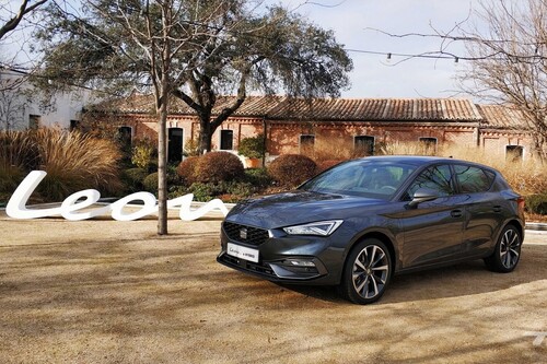 Probamos el SEAT León e-HYBRID. El rey de los compactos ahora es enchufable: limpio en ciudad, resuelto en carretera
