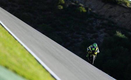 Cal Crutchlow, líder de rookies camuflado entre los grandes