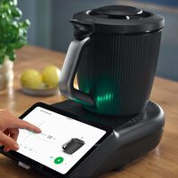 Robot de cocina con pantalla que dora, tritura, hierve y hasta fermenta. Tiene WiFi y más de 100,000 recetas 