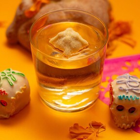 Con pan y papel picado, este bar en CDMX tiene un menú que honra el Día de Muertos a través de una ‘Ofrenda líquida’
