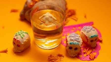 Con pan y papel picado, este bar en CDMX tiene un menú que honra el Día de Muertos a través de una ‘Ofrenda líquida’