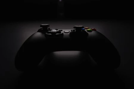 Tener o no tener juegos exclusivos en la PS5 y las Xbox Series X, esa es la cuestión (o quizás no)