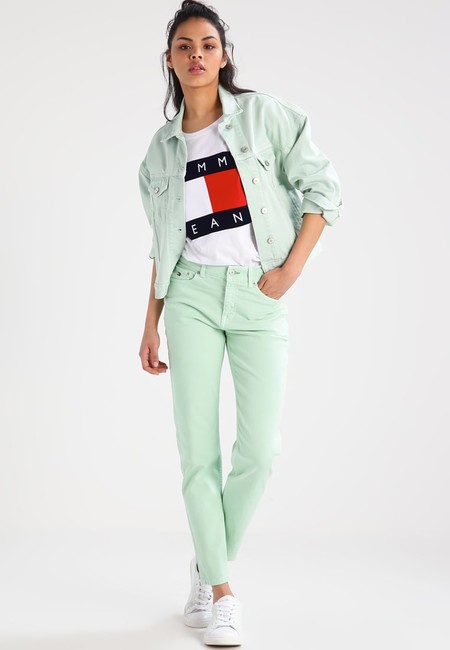 Pantalones Hilfiger Denim en varios colores, rebajados en Zalando de 124,95 euros a 49,95 euros y los gastos de envío gratuitos