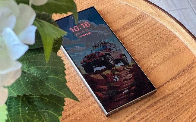 Foto de un móvil Samsung sobre una mesa
