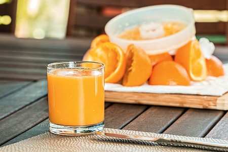 Beber jugo de naranja en exceso podría ser igual de dañino que beber un refresco: estudio