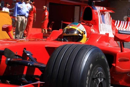 Luca Badoer por delante de Kubica en la primera jornada de test