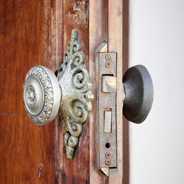 Este es el motivo por el que en muchas casas se está cubriendo con papel de aluminio el pomo de las puertas