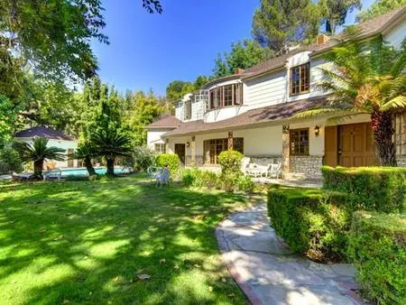 Exteriores de lujo, mucha luz y un toque mint en la nueva casa de Scarlett Johansson en Los Angeles