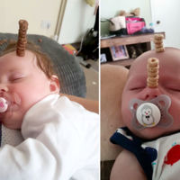 Padres del mundo compiten para ver quién consigue la torre más alta de Cheerios sobre su bebé