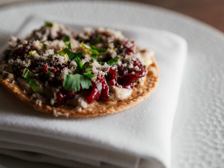 Uno De Los Tacos Mas Sorprendentes Como Un Steak Tartar Luego Remata Con Tuetano Que Primero Derrite Luego Congela Y Posteriormente Ralla Sobre El Taco