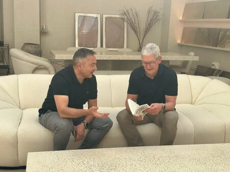 フランセスク・ブラセロさんは数週間前、スペイン滞在中に自身の本のコピーをティム・クックさん本人に届けることができた。