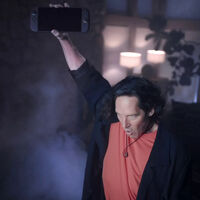 Consola portátil que puedes conectar a la televisión y tiene tecnología de gráficas de PC. La caja incluye muchos accesorios