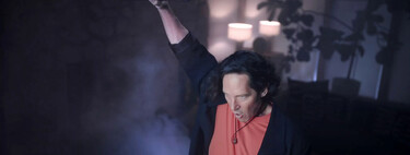 Consola portátil que puedes conectar a la televisión y tiene tecnología de gráficas de PC. La caja incluye muchos accesorios