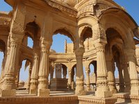 Los cenotafios de Bada Bagh: un gran jardín en el desierto