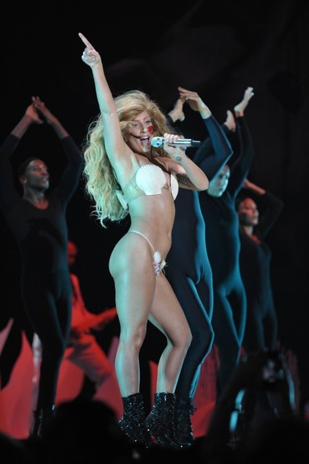 Los mil y un cambios de look de Lady Gaga en el escenario de los MTV VMA 2013