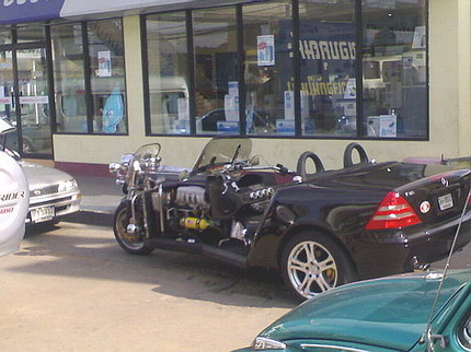 Un Mercedes SLK... ¿con tres ruedas?