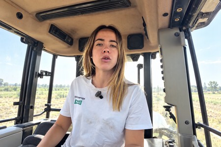 Paula Nuevalos En Un Tractor