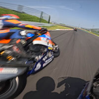 No es un videojuego: es un expiloto de MotoGP exprimiendo su Yamaha R1 en las 8 Horas de Suzuka