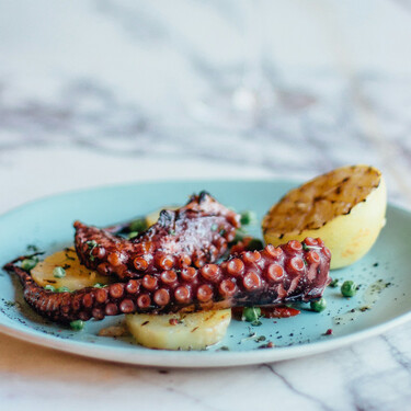 Hoy, 19 de octubre, llega a tiendas Aldi el pulpo ya cocido por menos de 8 euros listo para comer a la gallega o en arroz 