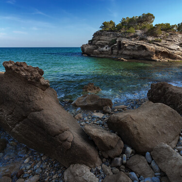 La diminuta cala catalana a la que solo se puede acceder caminando por uno de los senderos con vistas al mar más bonitos de España