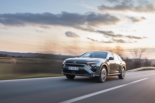 Probamos el Citroën C5 X: una berlina grande con acertados atributos SUV que destaca por su confort de marcha