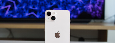 Qué tiene el iPhone 13 reacondicionado para ser el móvil más deseado por unos 300 euros: así está la competencia en Android en 2025