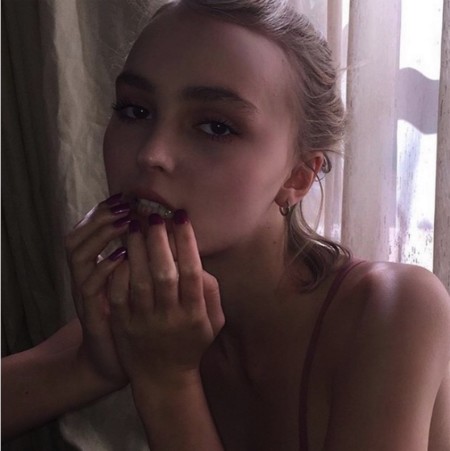 Lily-Rose Depp releva a Cara Delevingne en esto de dar la cara por la comunidad LGBT