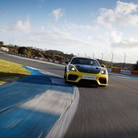 Probamos el Porsche 718 GT4 RS en circuito: 500 CV y sensaciones irrepetibles en un coche único que nos hace sentir vivos
