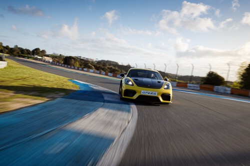 Porsche 718 Cayman GT4 RS amarillo