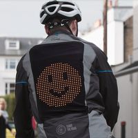 Ford crea chamarra con emojis para que los ciclistas se expresen mejor en las vialidades