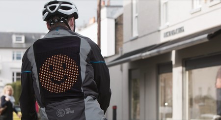Ford crea chamarra con emojis para que los ciclistas se expresen mejor en las vialidades